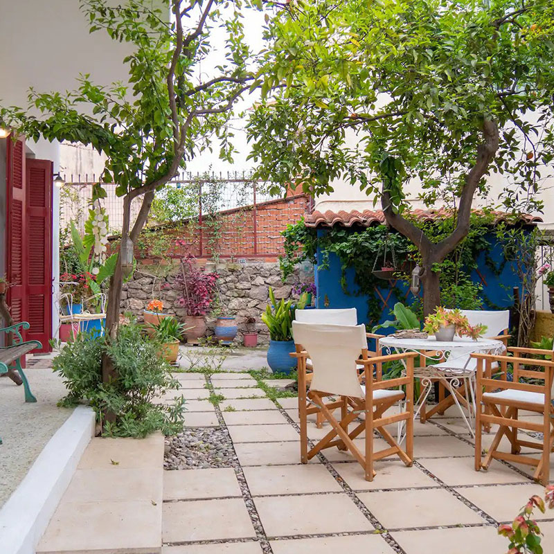 Tiny house in Poros with a beautiful yard