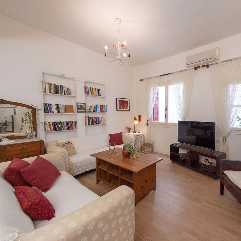 Tiny house in Poros with a beautiful yard