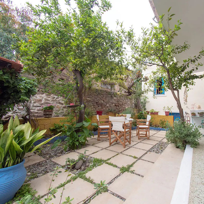 Tiny house in Poros with a beautiful yard