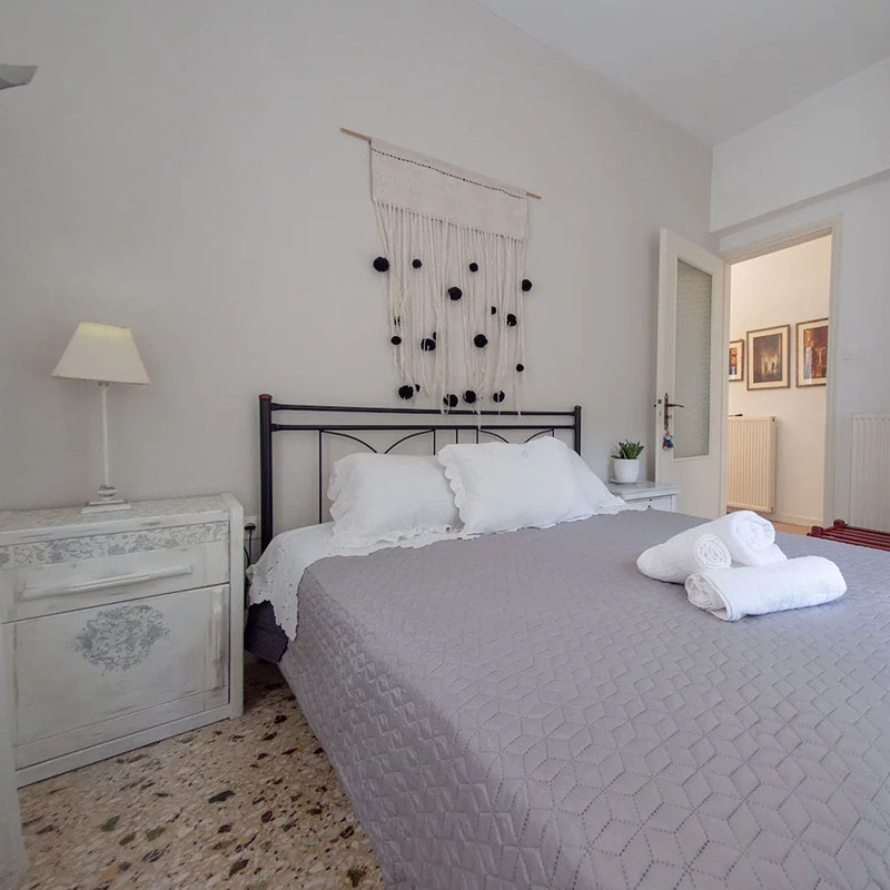 Tiny house in Poros with a beautiful yard